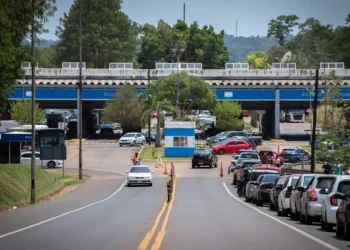 Quase metade dos brasileiros e paraguaios desistem de passar para a Argentina pela demora na fiscalização