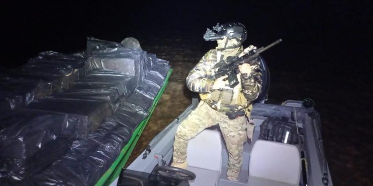 Forças policiais apreendem veículos, embarcações e cigarros contrabandeados do Paraguai