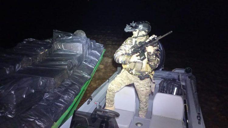 Forças policiais apreendem veículos, embarcações e cigarros contrabandeados do Paraguai
