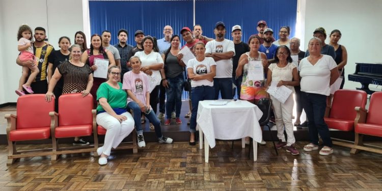Moradores do Bubas participam de sorteio de novos lotes