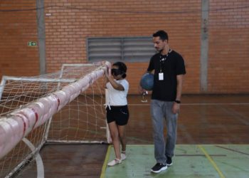 Alunos cegos e com baixa visão da rede municipal participam de aulas de goalball com a equipe de Foz do Iguaçu