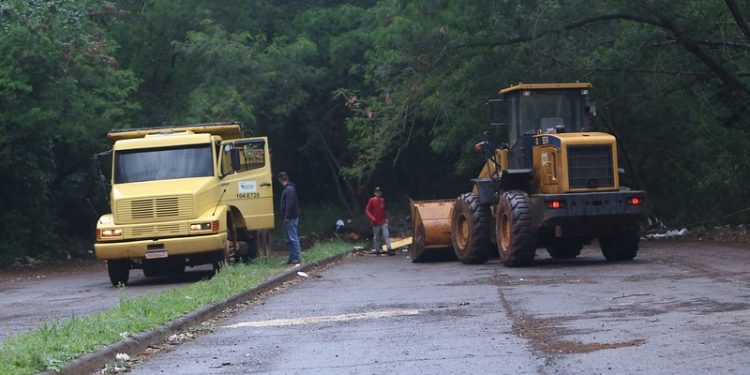 Meio Ambiente realiza limpeza e Foztrans interdita trecho da Avenida Beira Rio