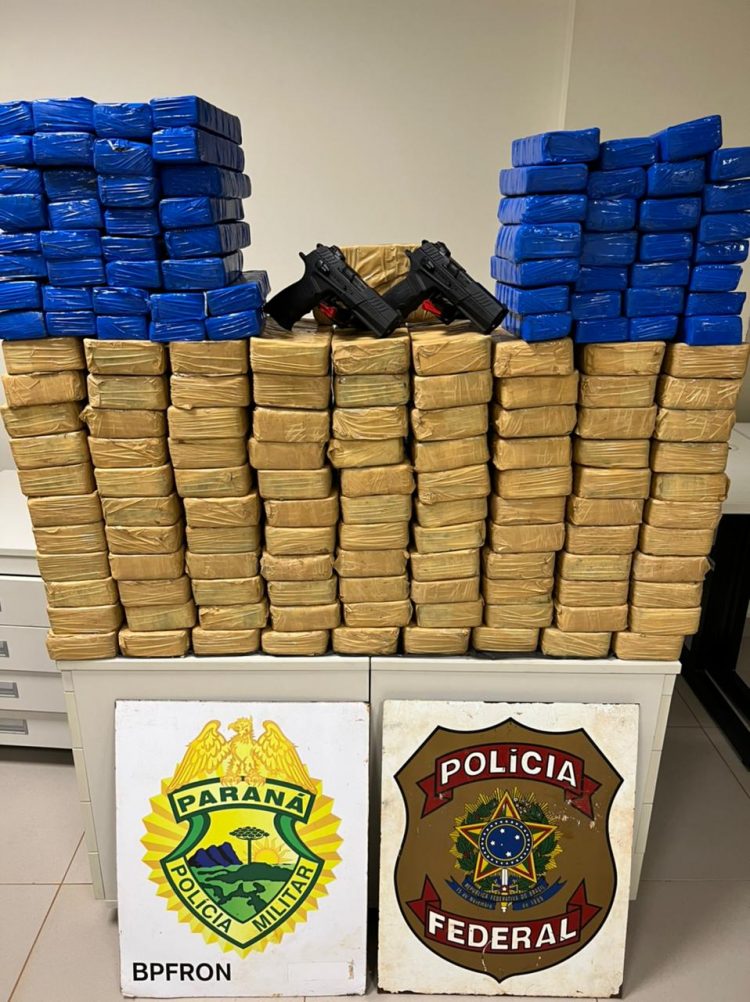 BPFRON e PF realizam apreensão de carregamento milionário com armas, cocaína e maconha