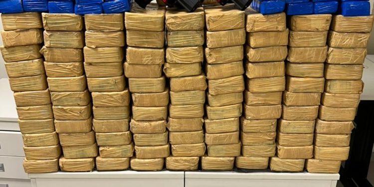 BPFRON e PF realizam apreensão de carregamento milionário com armas, cocaína e maconha