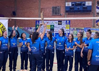 Foz do Iguaçu Voleibol feminino vence e elimina Curitiba no tie-break –  Rádio Cultura Foz – AM 820