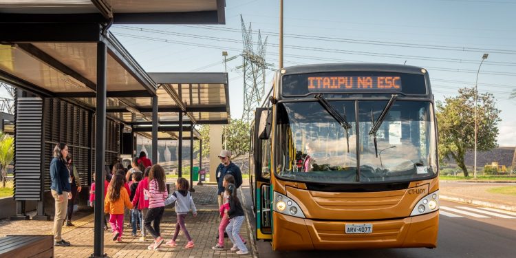 Programa “Itaipu vai à escola” fornece transporte para visitas de estudantes de Foz do Iguaçu