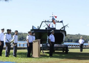 Marinha em Foz recebe lancha super moderna para inspeção no Rio Paraná