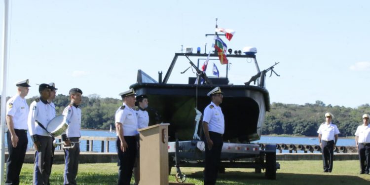 Marinha em Foz recebe lancha super moderna para inspeção no Rio Paraná