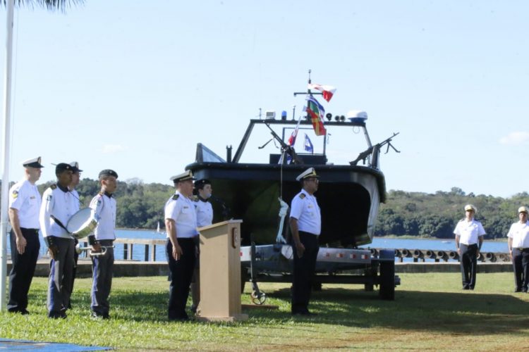 Marinha em Foz recebe lancha super moderna para inspeção no Rio Paraná