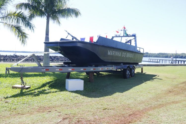 Marinha em Foz recebe lancha super moderna para inspeção no Rio Paraná