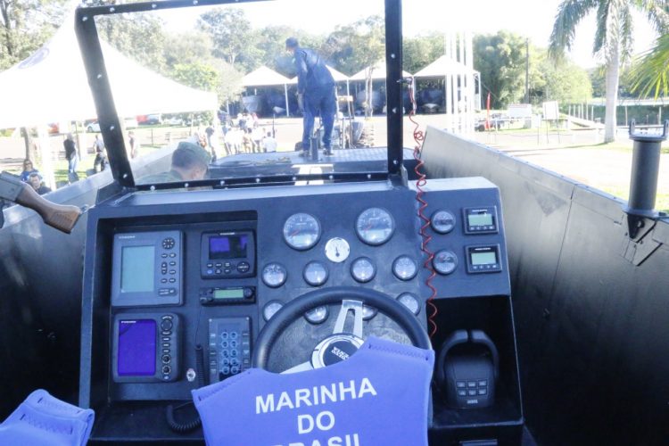 Marinha em Foz recebe lancha super moderna para inspeção no Rio Paraná