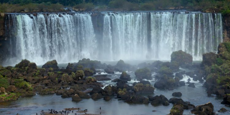 Indicadores mostram volta do turista estrangeiro em Foz do Iguaçu