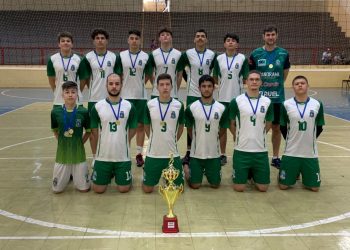 Equipe de voleibol masculino de voleibol e campeã da 3ª etapa da Copa Oeste
