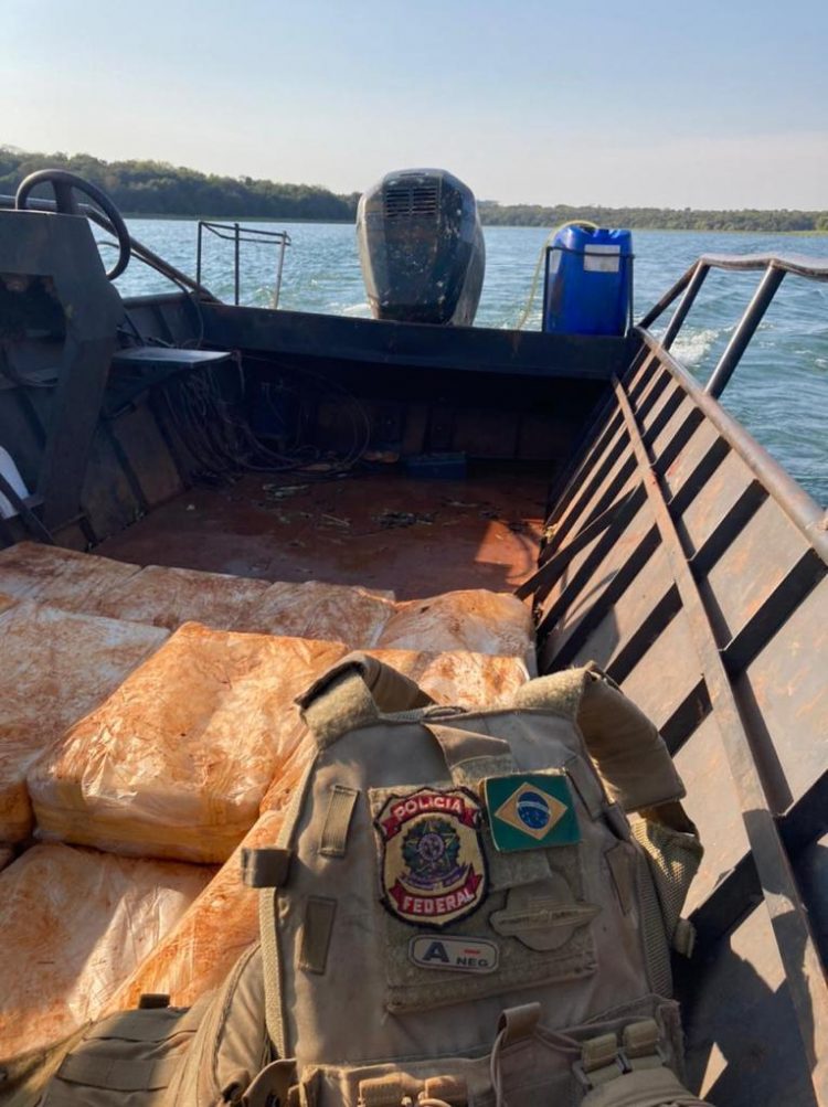 Embarcação transportando maconha é apreendida pela PF e COPE