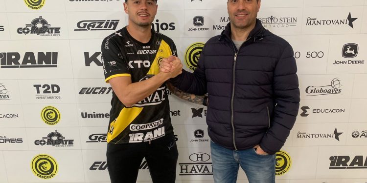 FC Cascavel acerta renovação com o atacante Lucas Batatinha