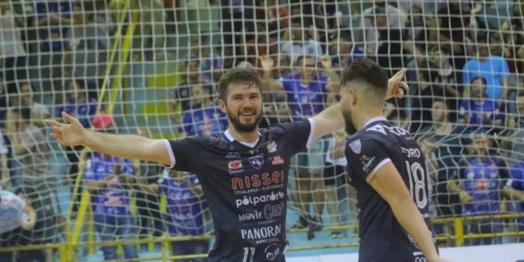 Foz Cataratas goleia Umuarama e segue vivo na Liga Nacional de Futsal