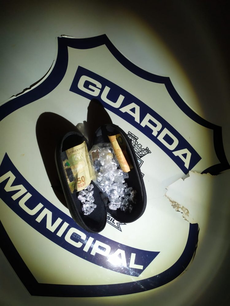 Homens são encaminhados para delegacia por tráfico de drogas