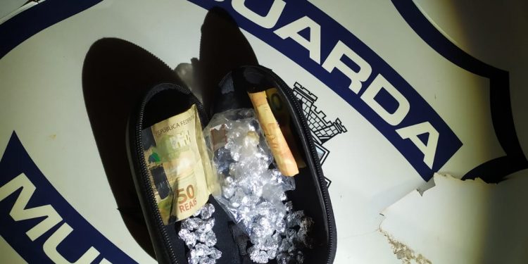 Homens são encaminhados para delegacia por tráfico de drogas