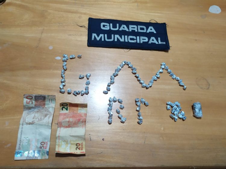 Homens são encaminhados para delegacia por tráfico de drogas