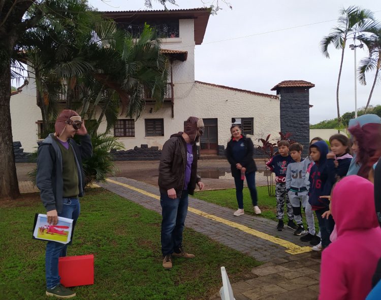 Estudantes visitam Espaço de Memória do primeiro aeroporto de Foz