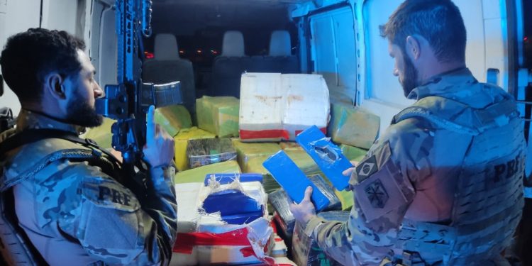 PRF apreende quase 2 toneladas de maconha em Céu Azul