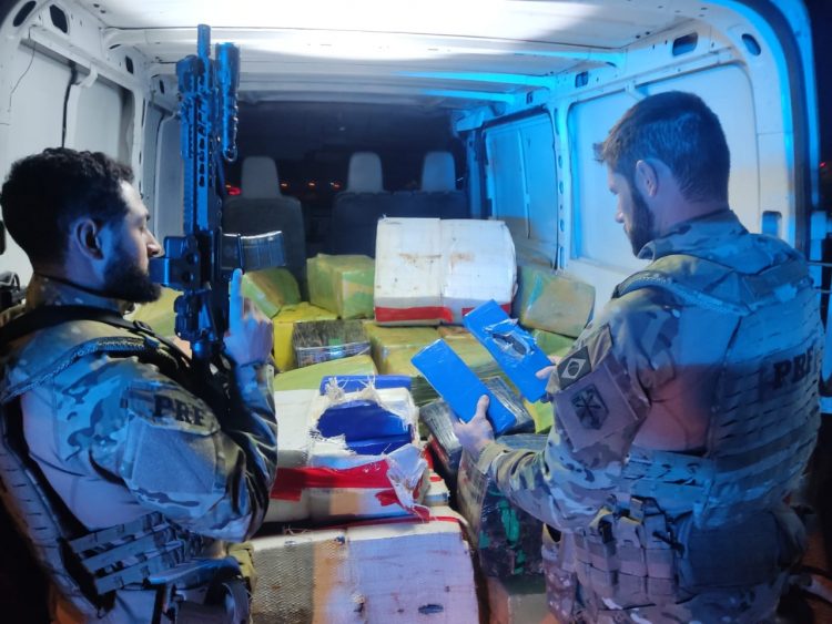 PRF apreende quase 2 toneladas de maconha em Céu Azul