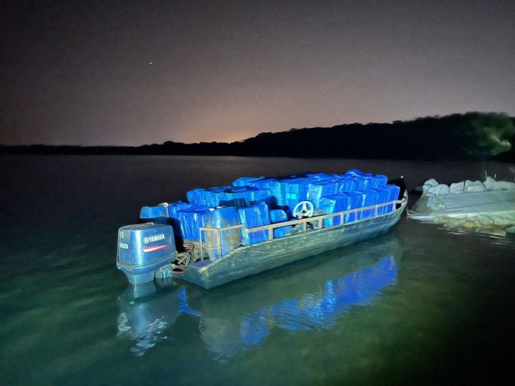 Caixas de cigarros contrabandeadas são apreendidas no Lago de Itaipu
