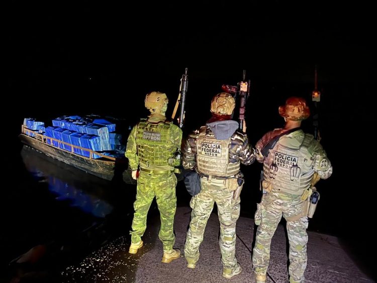 Caixas de cigarros contrabandeadas são apreendidas no Lago de Itaipu