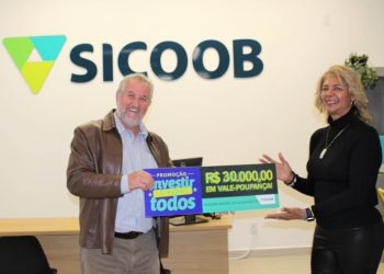 Sicoob Três Fronteiras entrega prêmio de R$ 30 mil a cooperada em Foz do Iguaçu