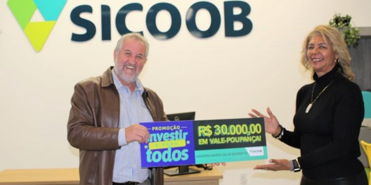 Sicoob Três Fronteiras entrega prêmio de R$ 30 mil a cooperada em Foz do Iguaçu