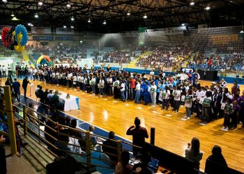 Olimpíadas da APAE iniciam com participação de 1.200 atletas e acendimento da pira olímpica