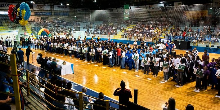 Olimpíadas da APAE iniciam com participação de 1.200 atletas e acendimento da pira olímpica
