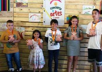 Alunos vencedores do concurso de desenhos são premiados no Rally dos Sertões