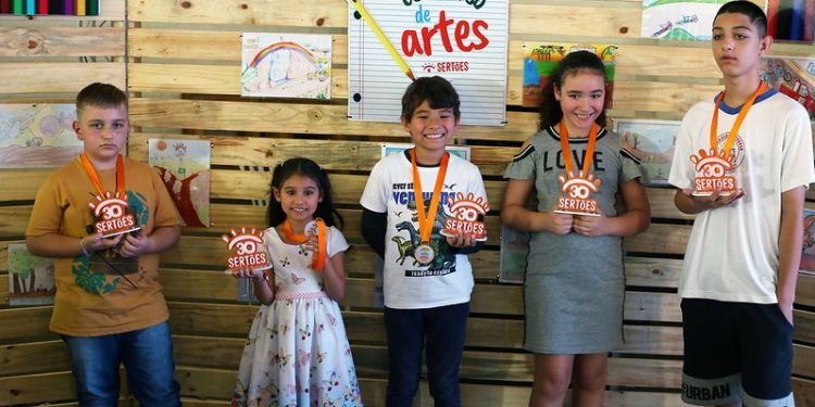 Alunos vencedores do concurso de desenhos são premiados no Rally dos Sertões