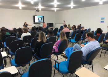 Acolhimento às mulheres e incentivo à amamentação são temas de encontro com servidores da saúde