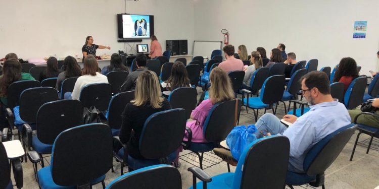 Acolhimento às mulheres e incentivo à amamentação são temas de encontro com servidores da saúde