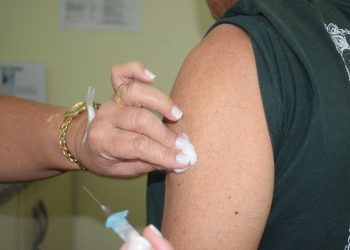 Vacina para meningite C continua disponível para trabalhadores da saúde e crianças de até 10 anos