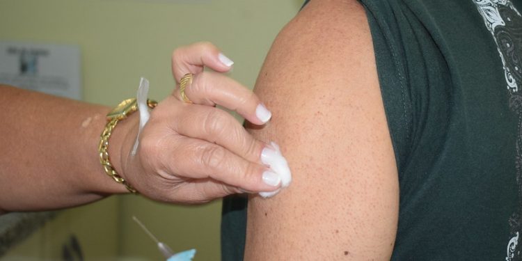 Vacina para meningite C continua disponível para trabalhadores da saúde e crianças de até 10 anos