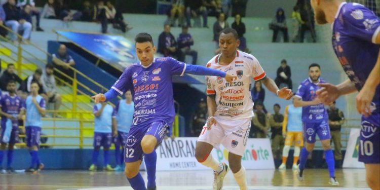 Foz Cataratas vence o Chopinzinho e diminui vantagem para o líder da Série Ouro