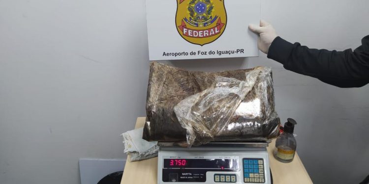 PF prende paraguaio com 3,750 kg de cocaína, no Aeroporto de Foz do Iguaçu
