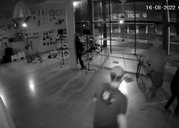 Imagens mostram invasão de criminosos em bicicletaria de Foz do Iguaçu