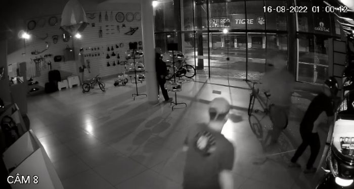 Imagens mostram invasão de criminosos em bicicletaria de Foz do Iguaçu