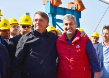 Presidentes do Brasil e do Paraguai se encontram no centro da Ponte da Integração