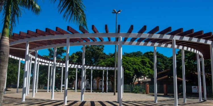 Comerciantes protestam contra “invasão” de moradores de rua na Praça da Bíblia