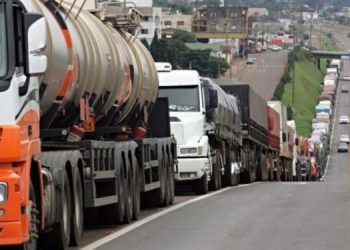 Caminhoneiros recebem auxílio com parcela dobrada