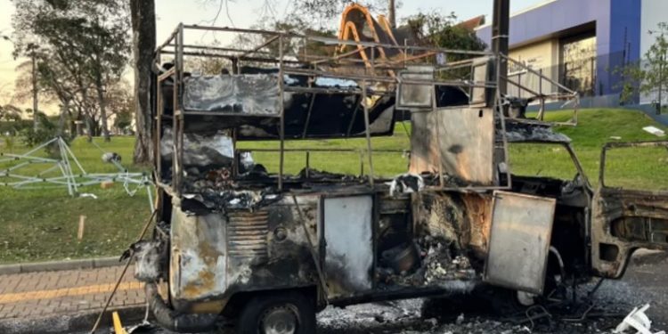 Comunidade organiza “vaquinha” para ajudar feirante que perdeu kombi de lanches