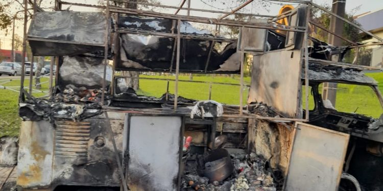 Vazamento em botijão destroi lanchonete em Kombi na Vila A