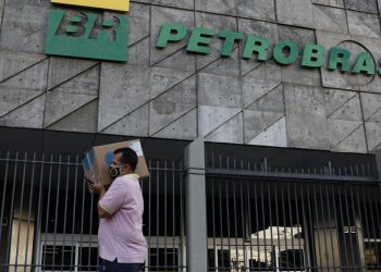 Petrobras reduz preço da gasolina de aviação