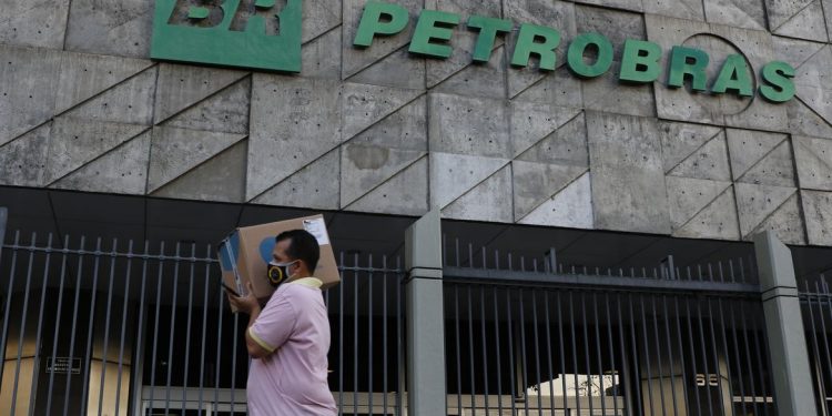 Petrobras reduz preço da gasolina de aviação