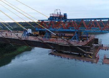 Vídeo mostra instalação da última aduela da Ponte da Integração, unindo Brasil ao Paraguai